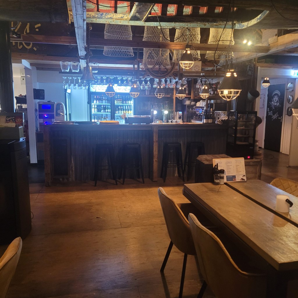 Bar met houten counter en nautische details