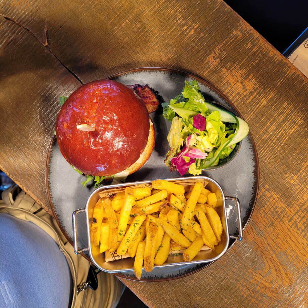 Burger met friet en salade op een bord