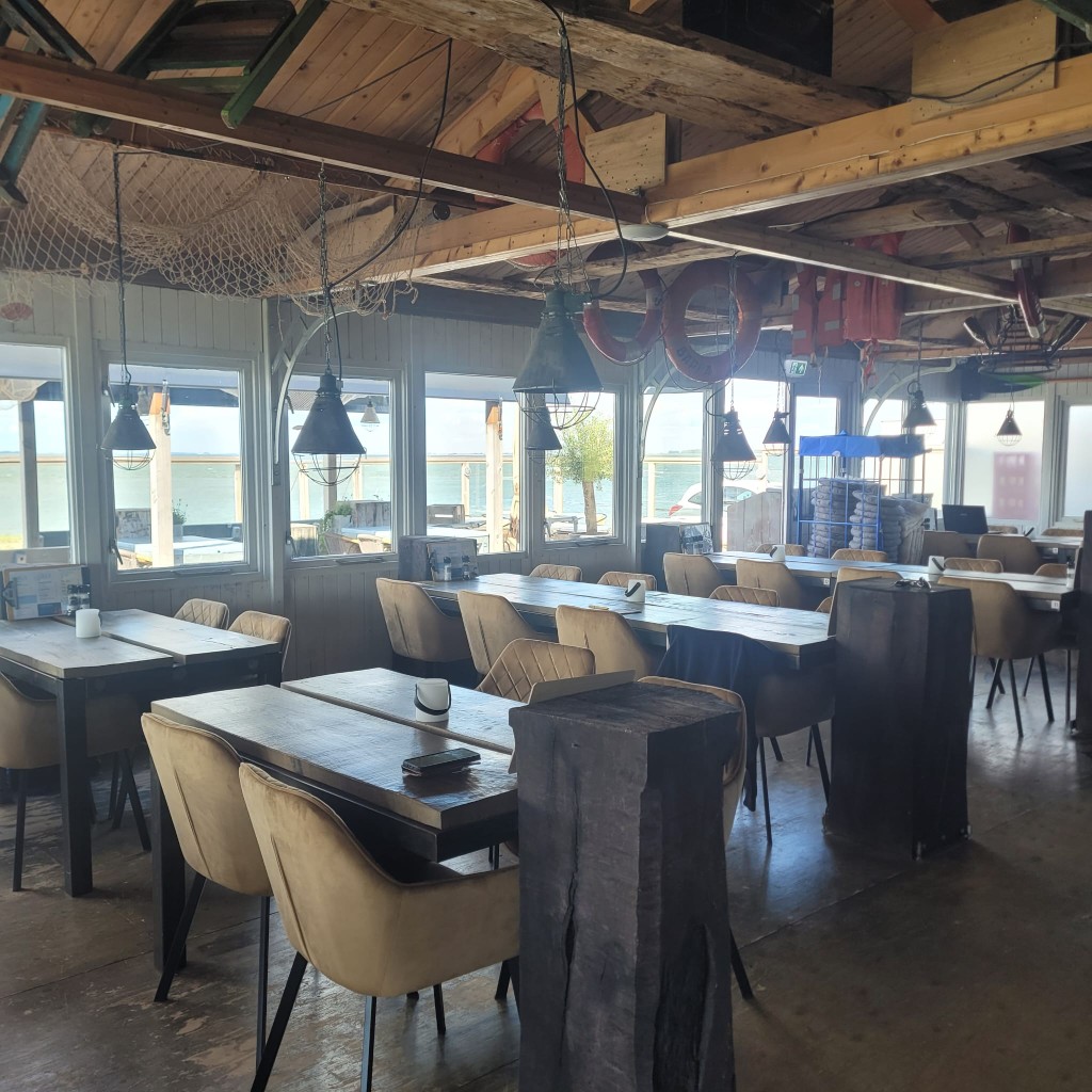 Restaurantinterieur met uitzicht op het water