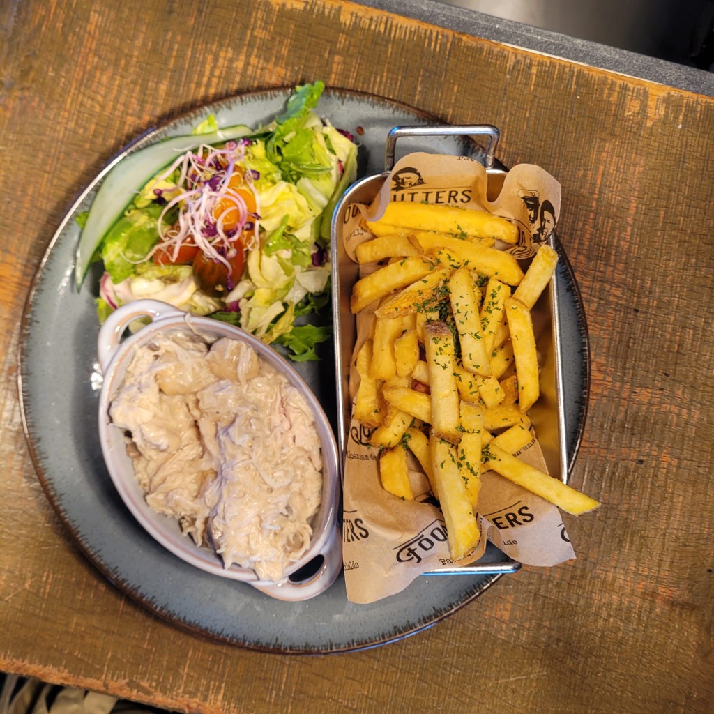 Kippenragout met friet en salade bij FoodJutters