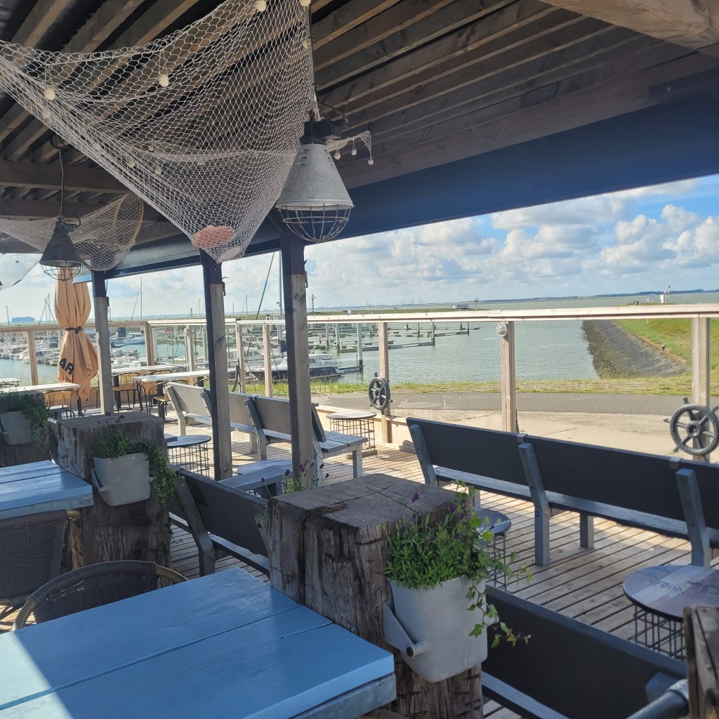 Overdekt terras met uitzicht op de haven